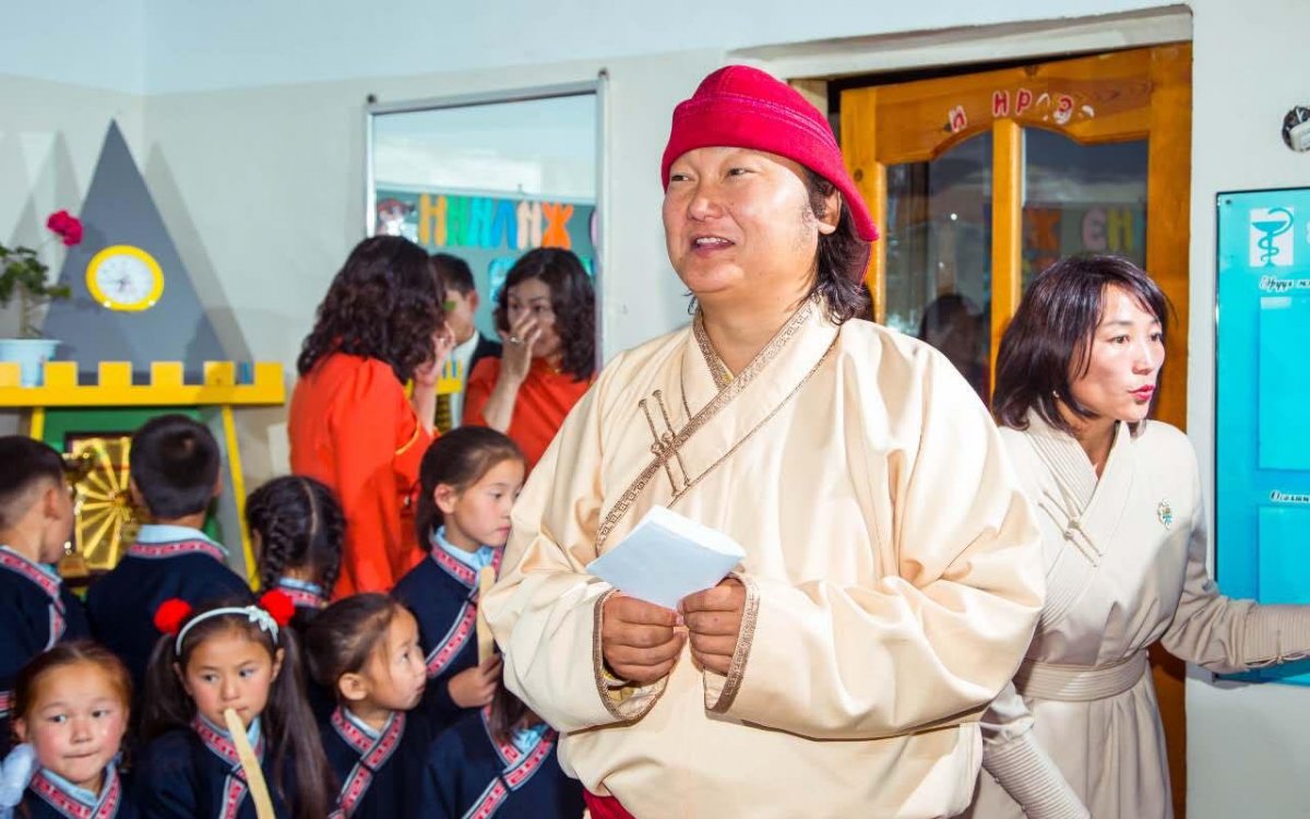 С.Жавхлан “анхны цалингаараа нэг ангийн сурагчдыг дүрэмт хувцастай болгов”